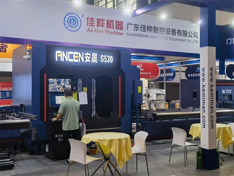 JH Machine KMM S530 Intelligent Aluminum Profile Machining Center High Efficiency Aluminum Window Making Machine 05